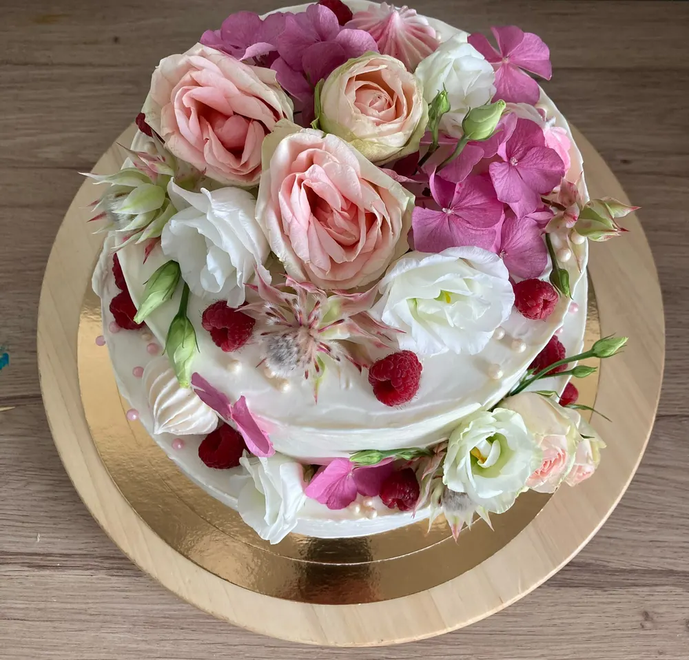 A wedding cake by JuliCake