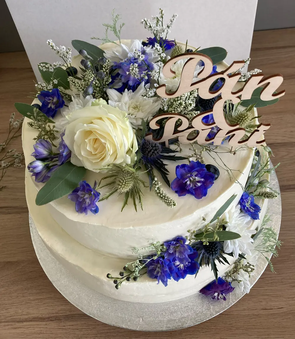 A wedding cake by JuliCake