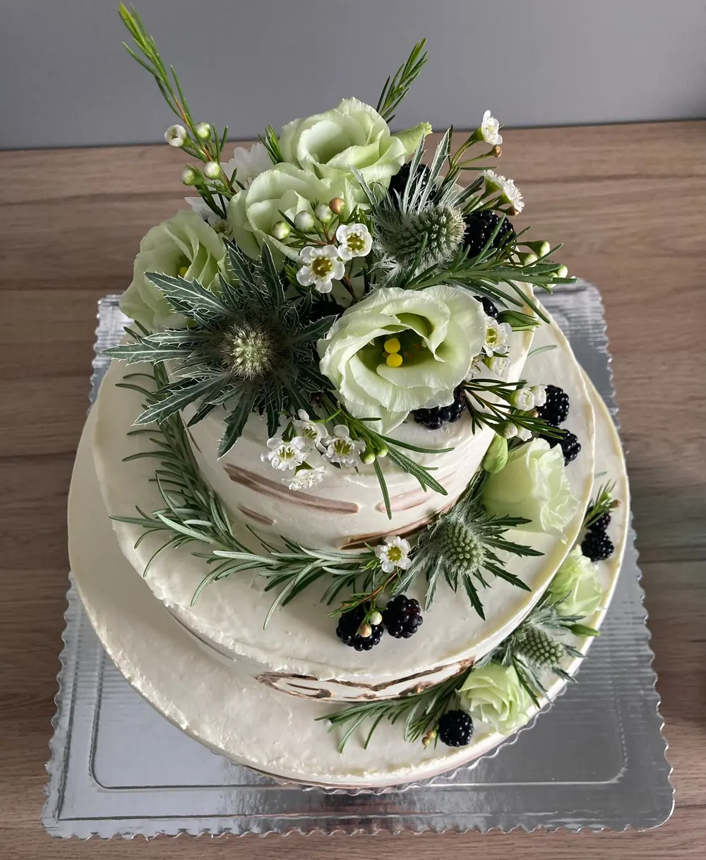 A wedding cake by JuliCake