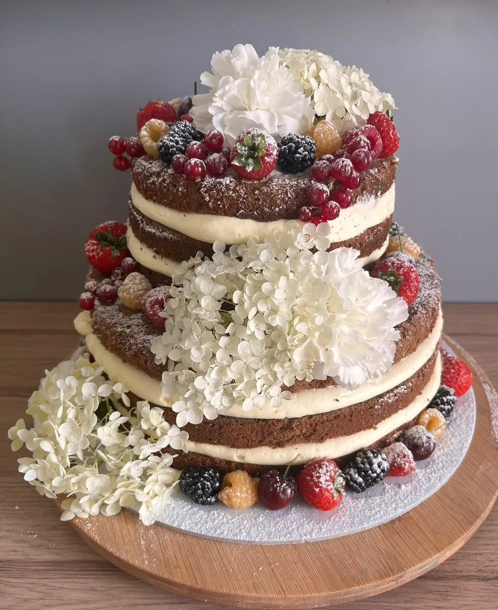 A wedding cake by JuliCake