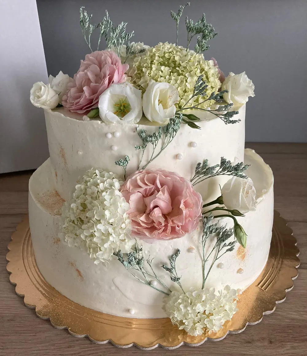 A wedding cake by JuliCake
