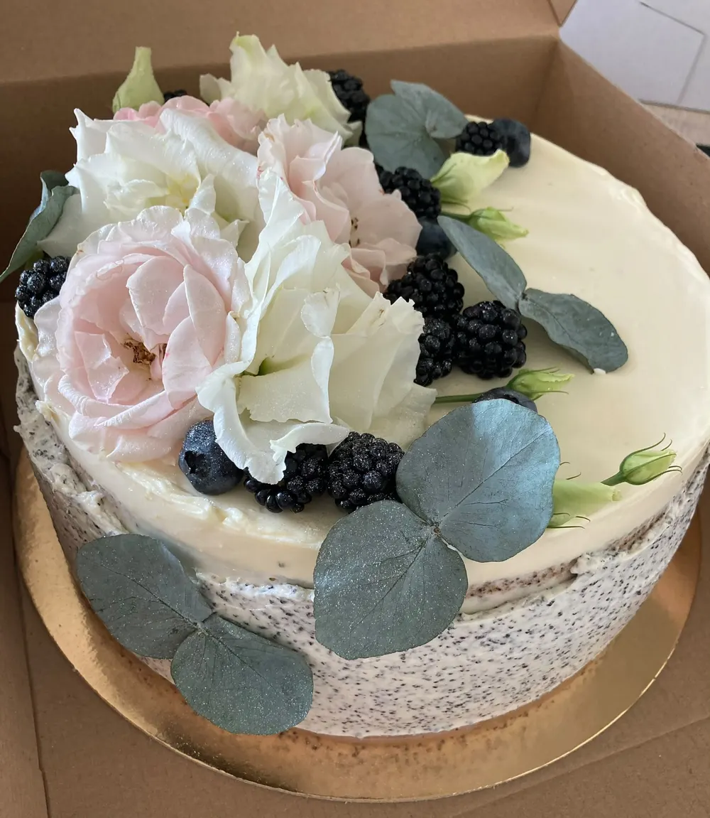 A wedding cake by JuliCake
