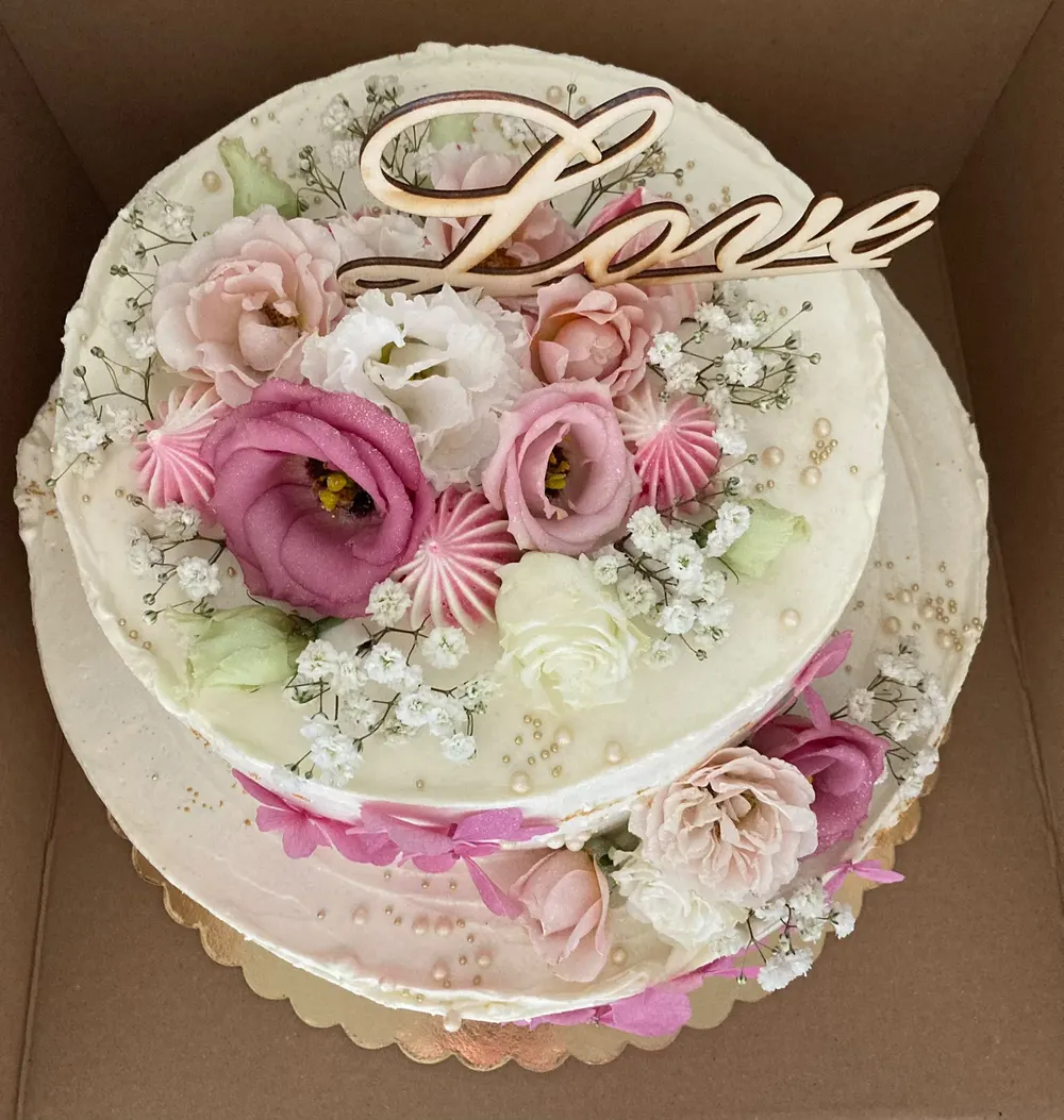 A wedding cake by JuliCake