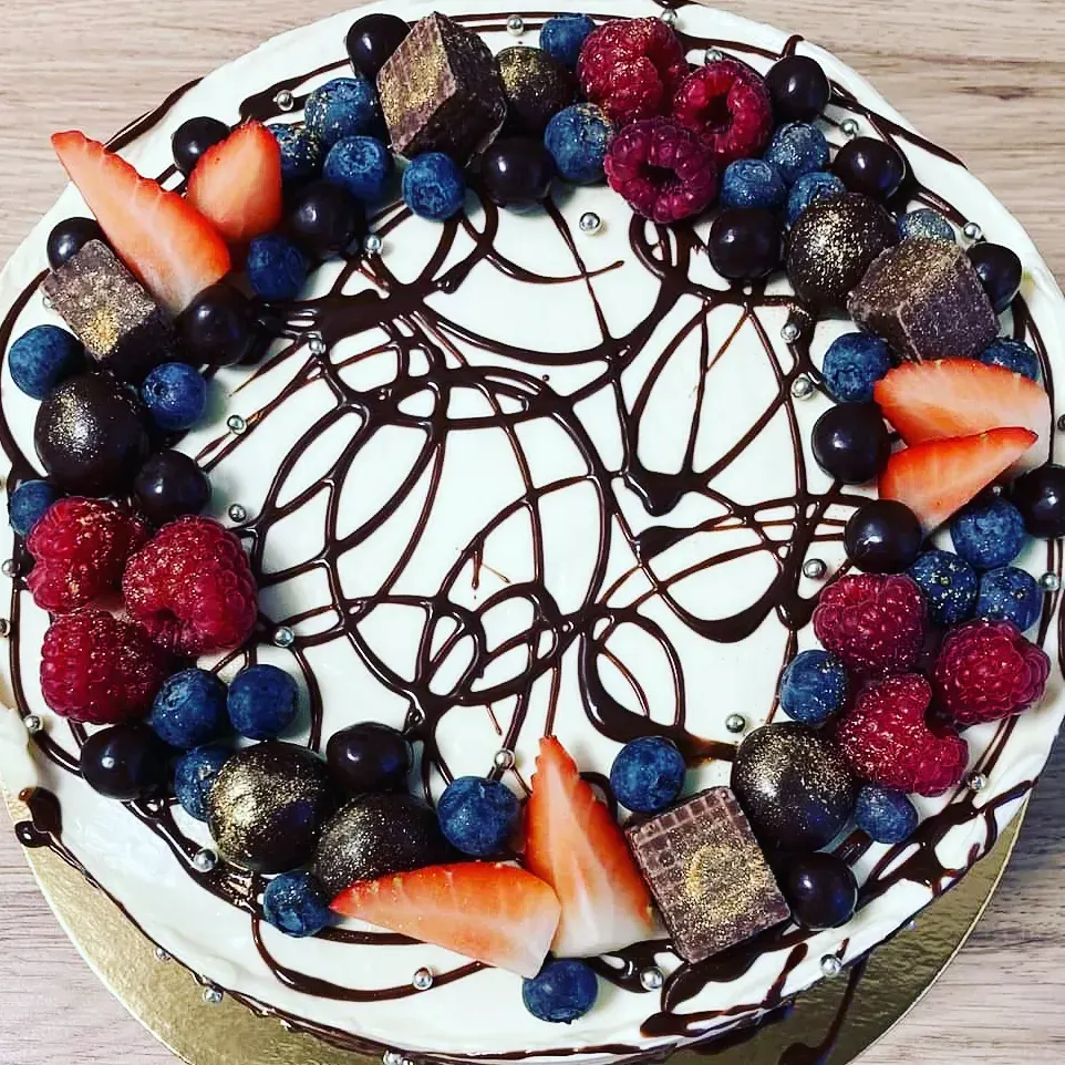 A cake made to order by JuliCake