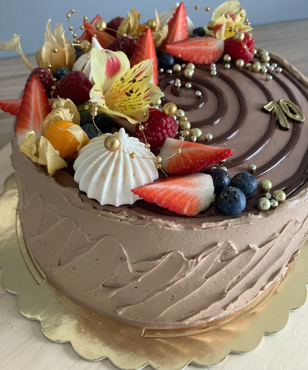 A cake made to order by JuliCake