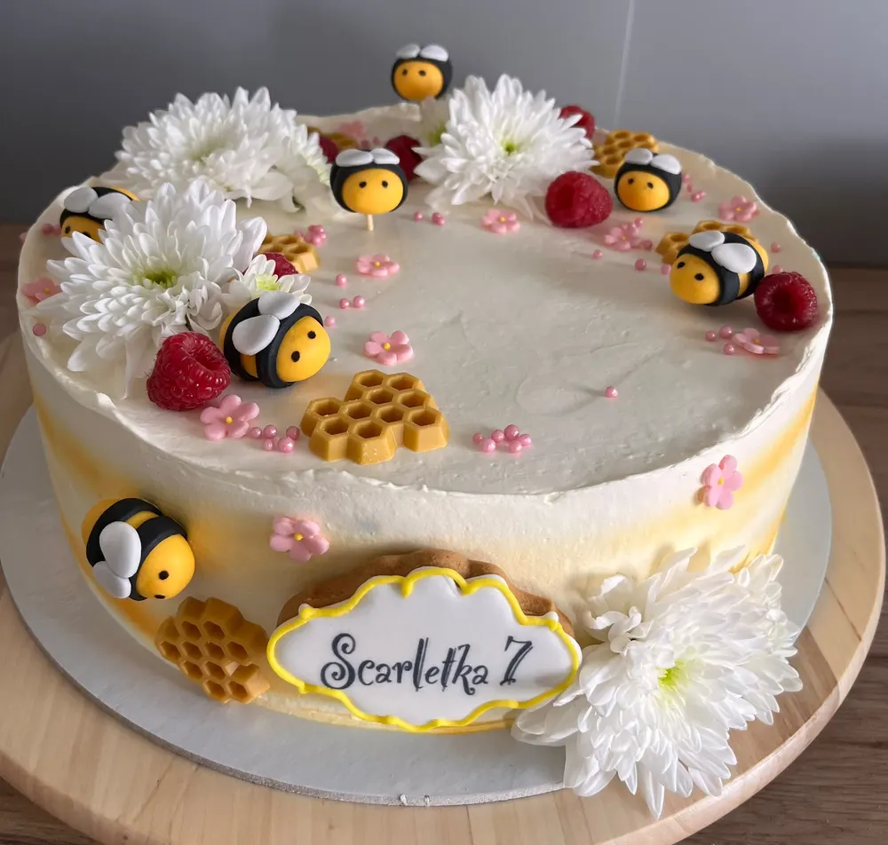 A cake made to order by JuliCake