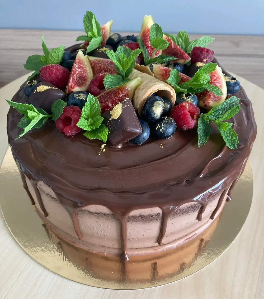 A cake made to order by JuliCake