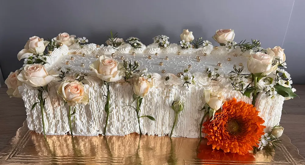 A cake made to order by JuliCake