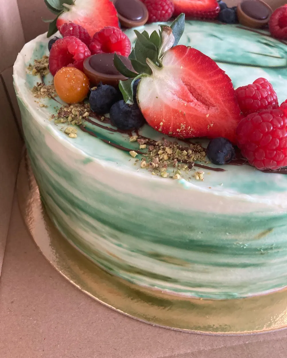 A cake made to order by JuliCake