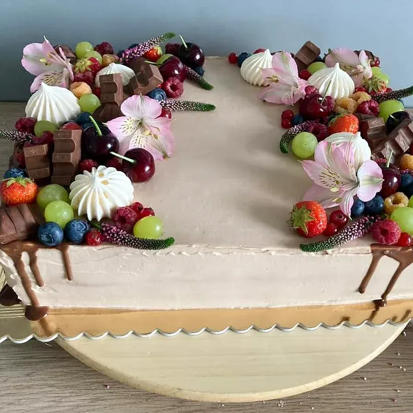 A cake made to order by JuliCake