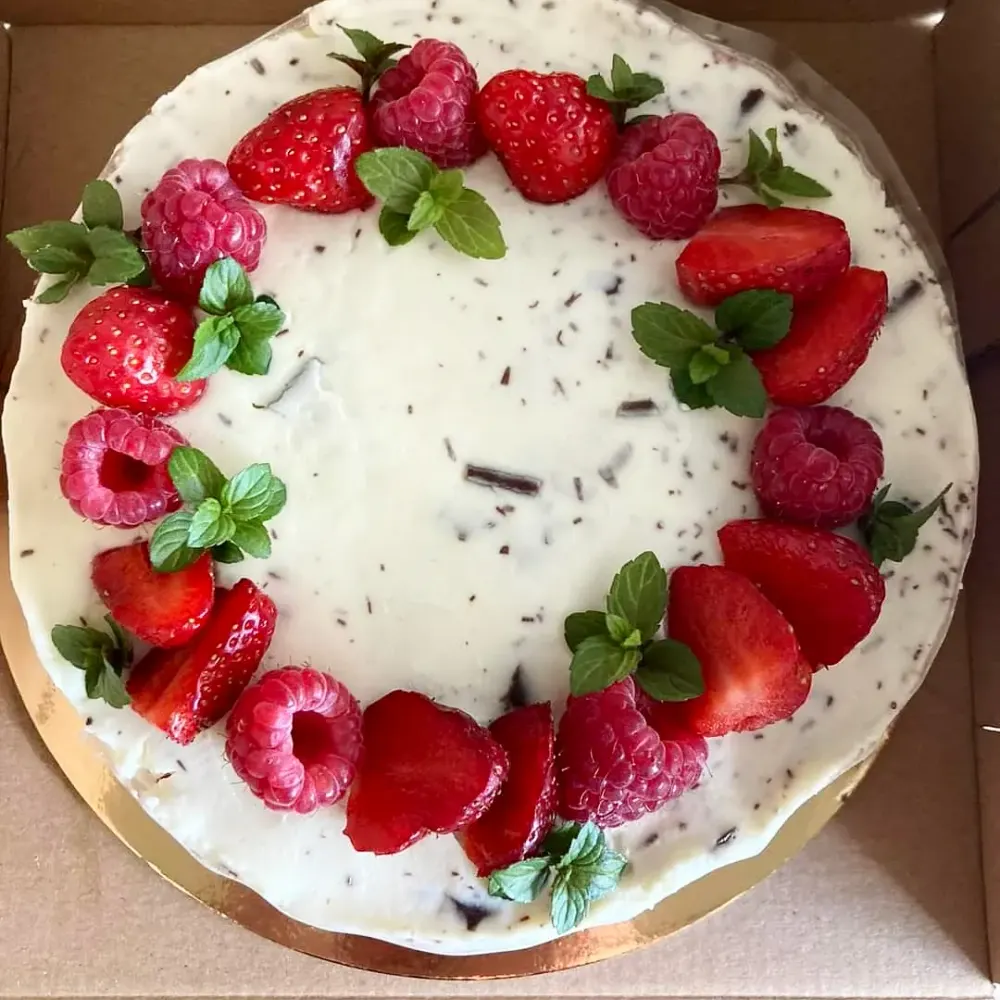 A cake made to order by JuliCake