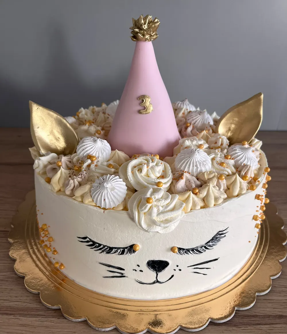A cake made to order by JuliCake