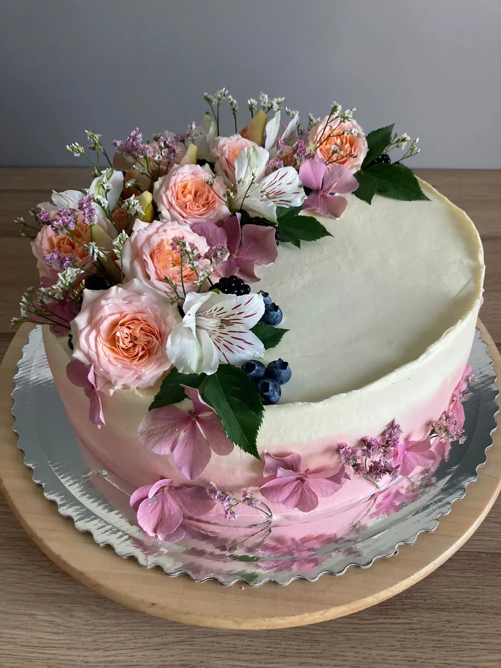A cake made to order by JuliCake