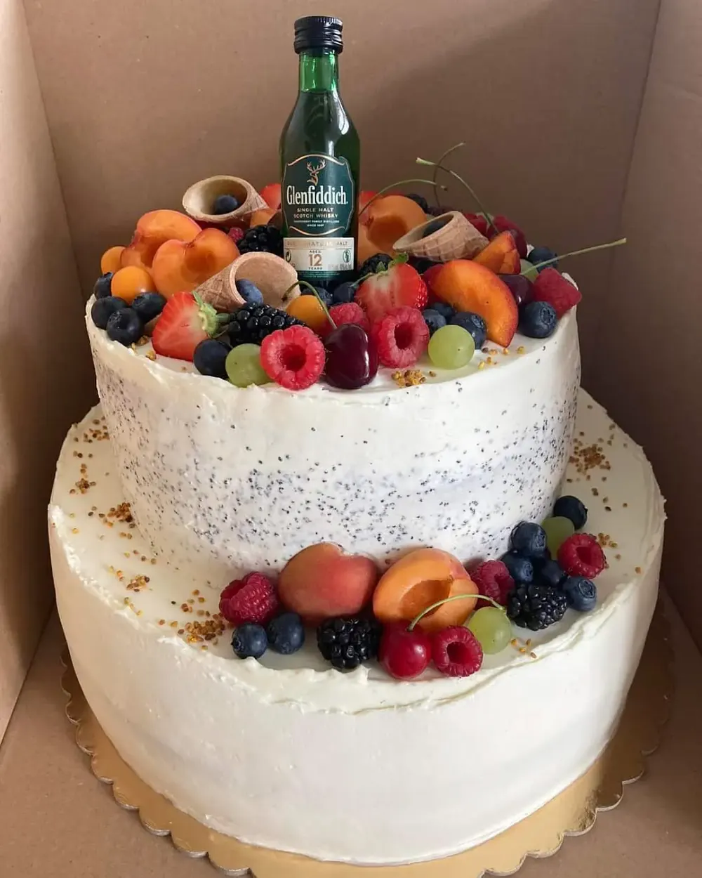 A cake made to order by JuliCake