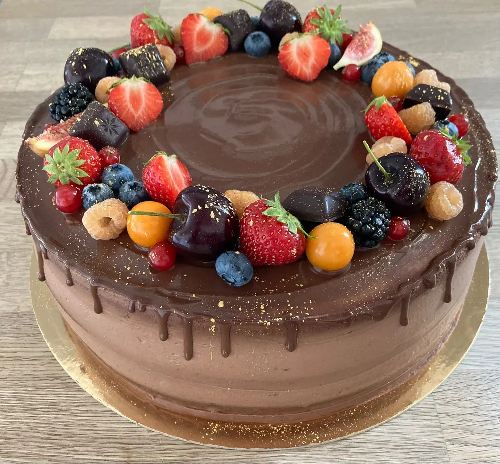 A cake made to order by JuliCake