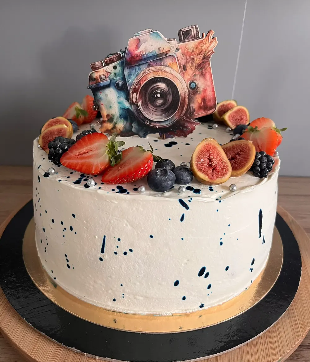 A cake made to order by JuliCake