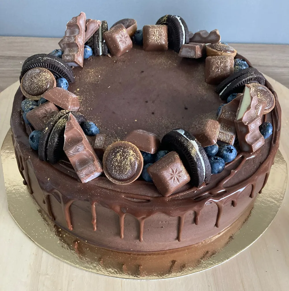 A cake made to order by JuliCake
