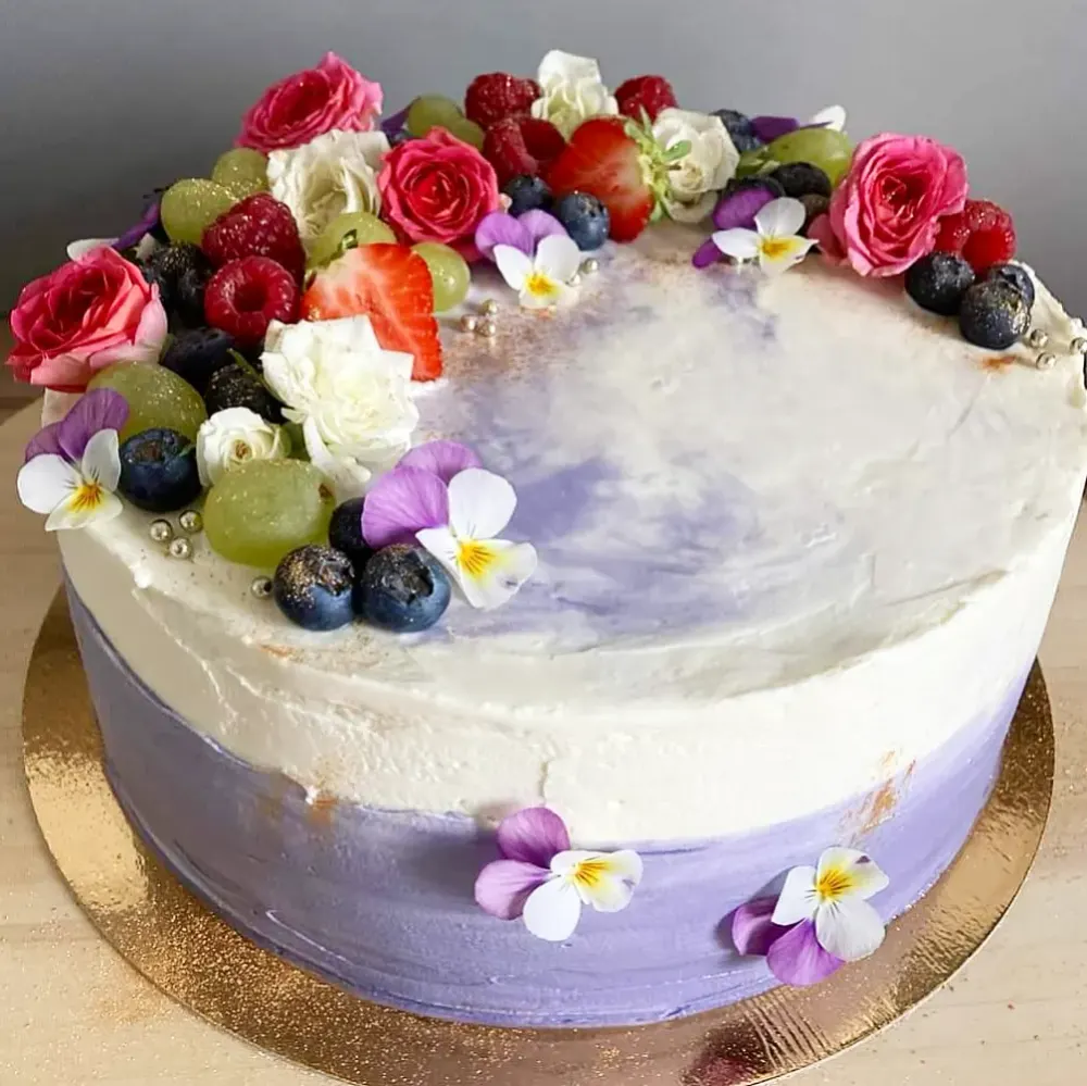 A cake made to order by JuliCake