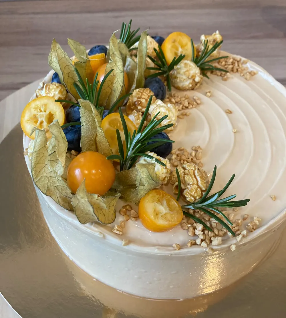 A cake made to order by JuliCake