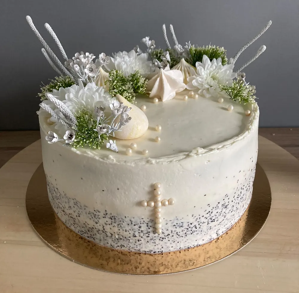 A cake made to order by JuliCake