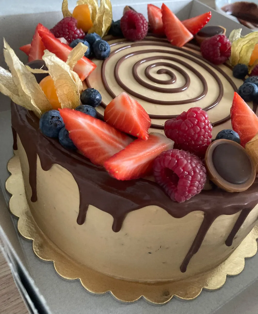 A cake made to order by JuliCake