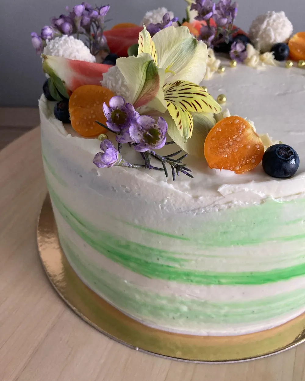 A cake made to order by JuliCake