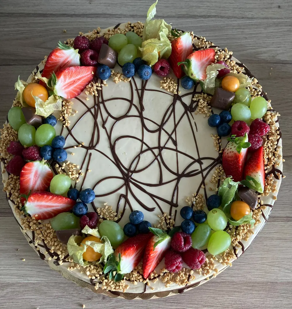 A cake made to order by JuliCake