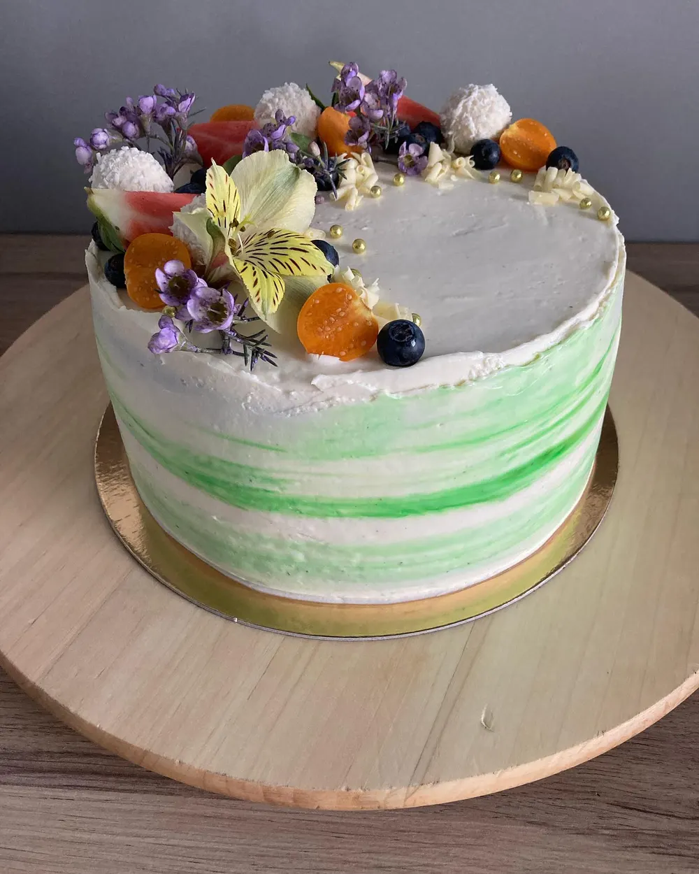 A cake made to order by JuliCake