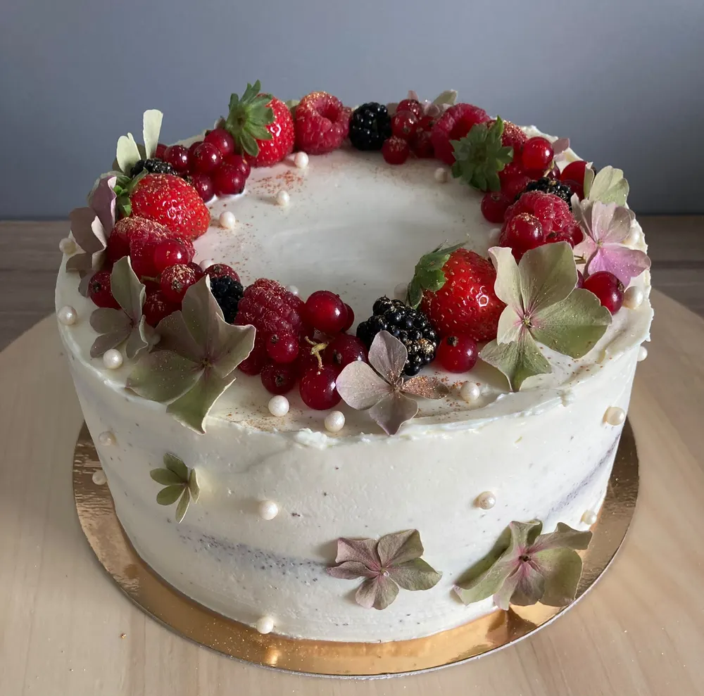 A cake made to order by JuliCake