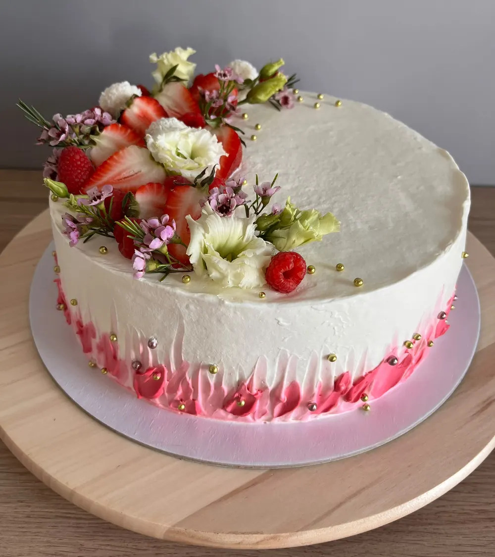 A cake made to order by JuliCake