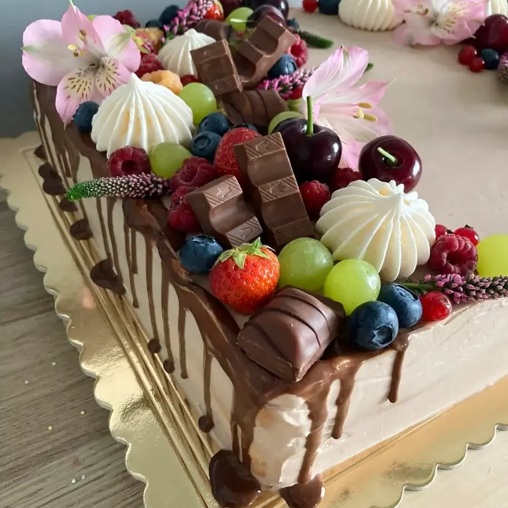 A cake made to order by JuliCake