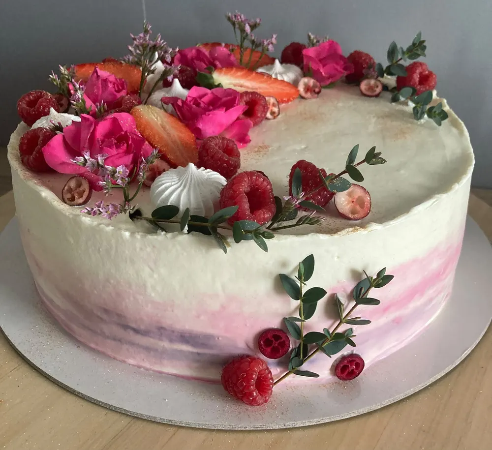 A cake made to order by JuliCake