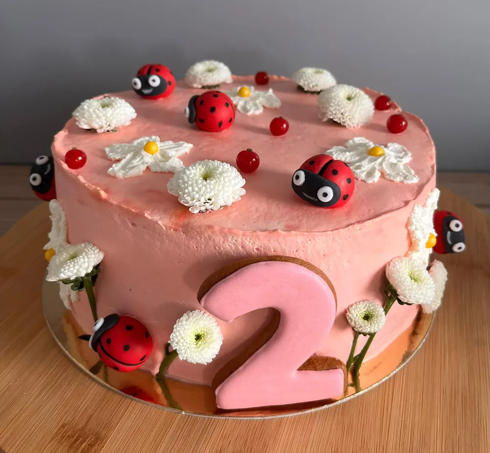 A cake made to order by JuliCake