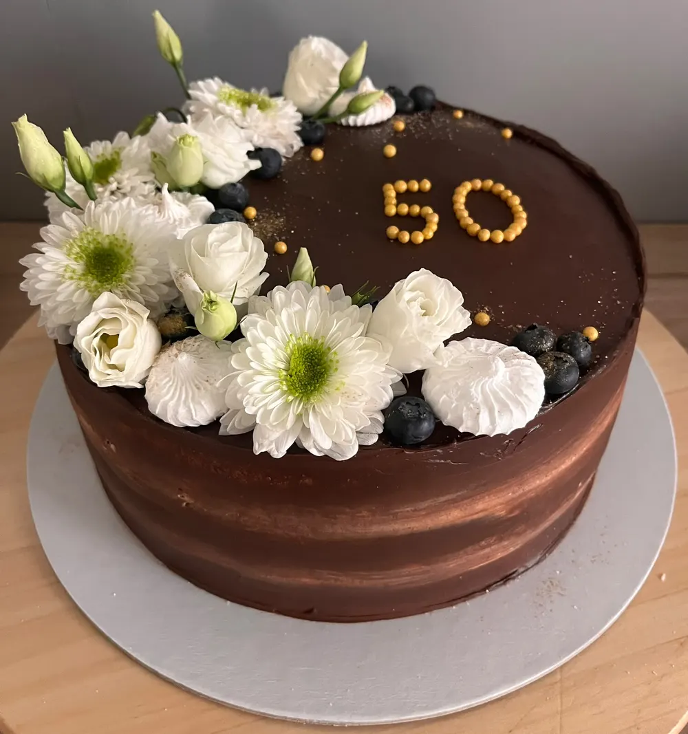 A cake made to order by JuliCake
