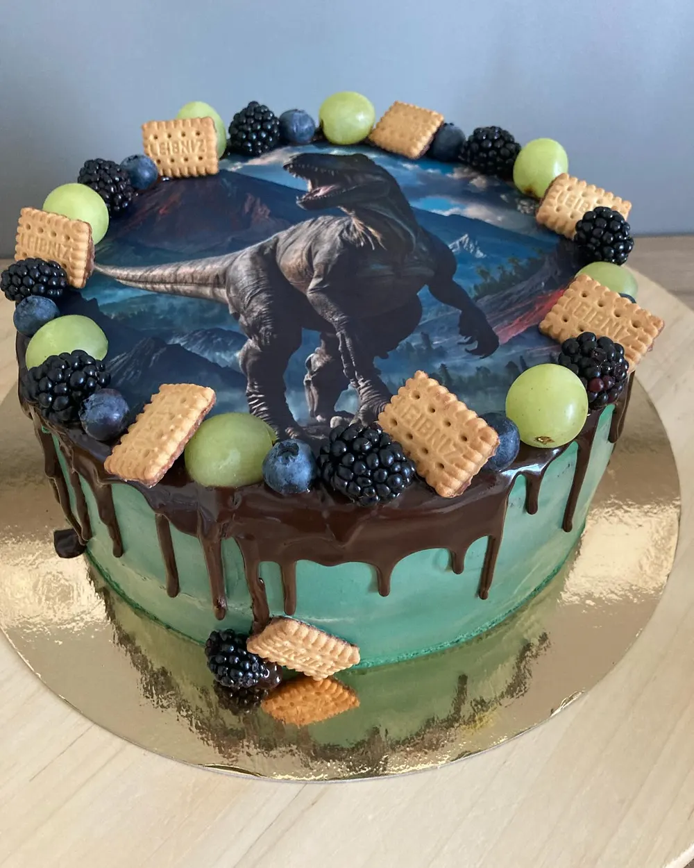 A cake made to order by JuliCake