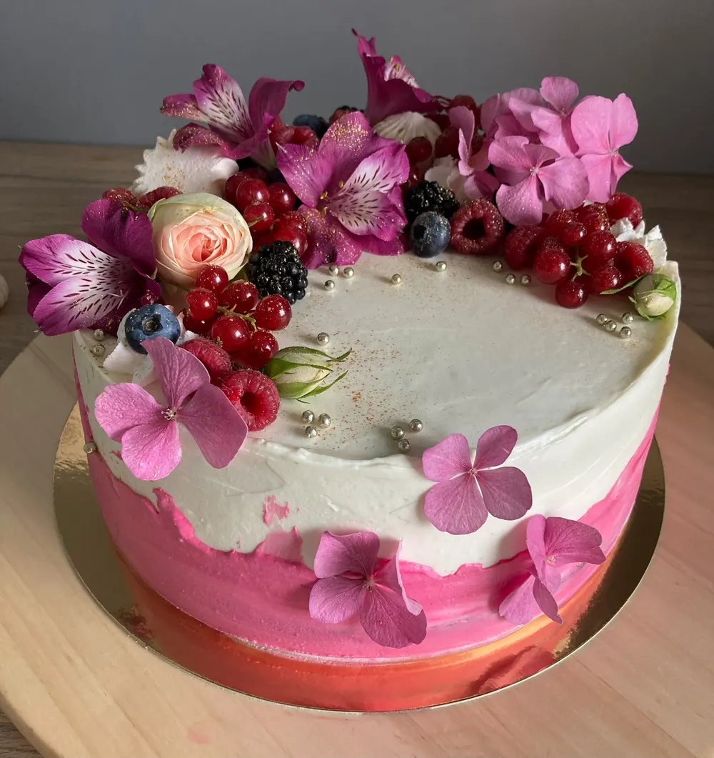 A cake made to order by JuliCake