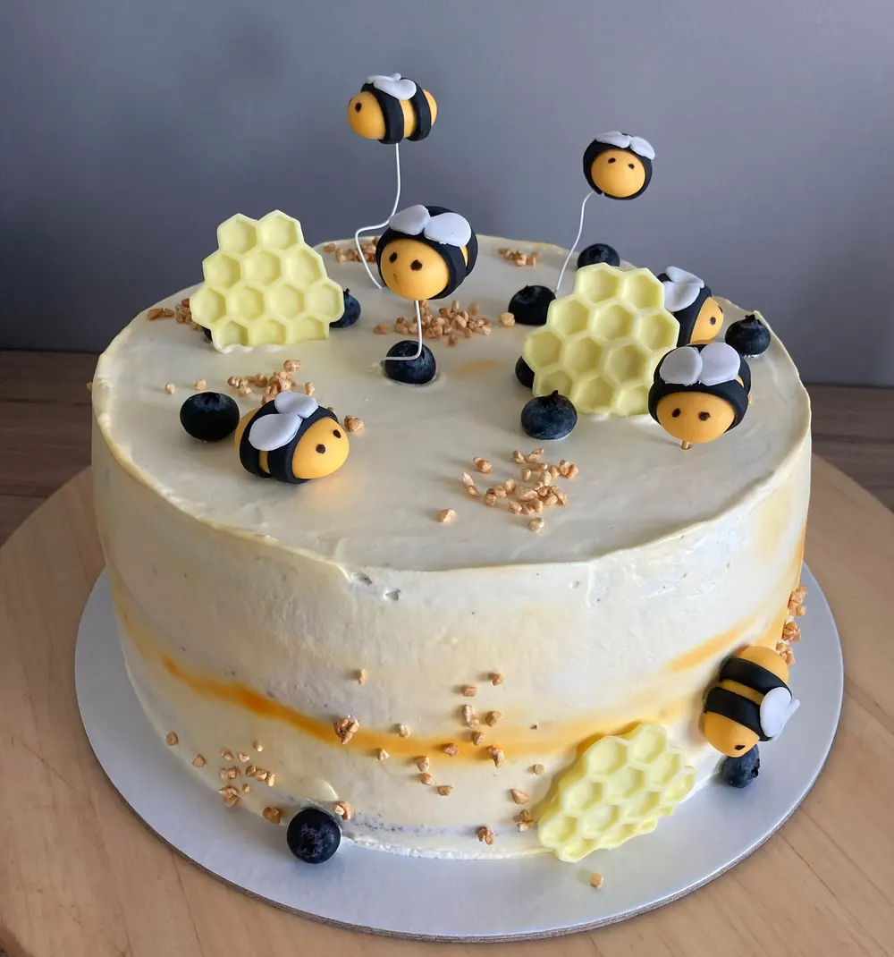 A cake made to order by JuliCake