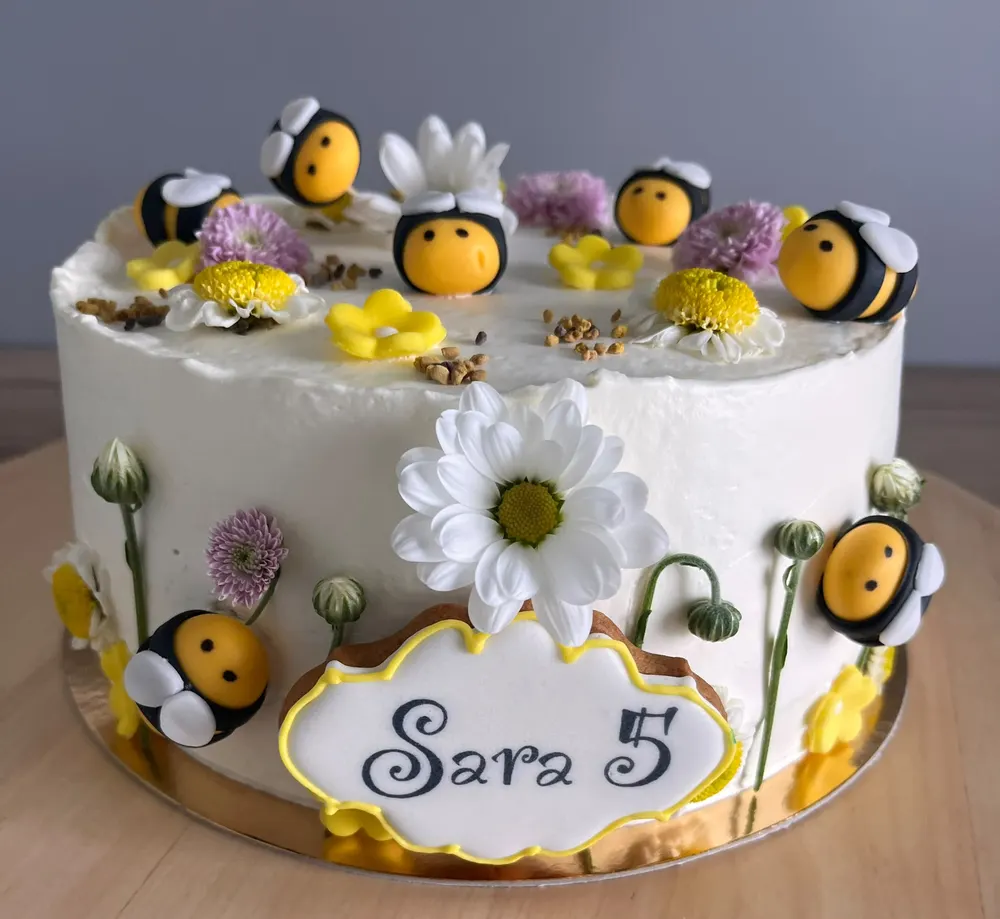 A cake made to order by JuliCake