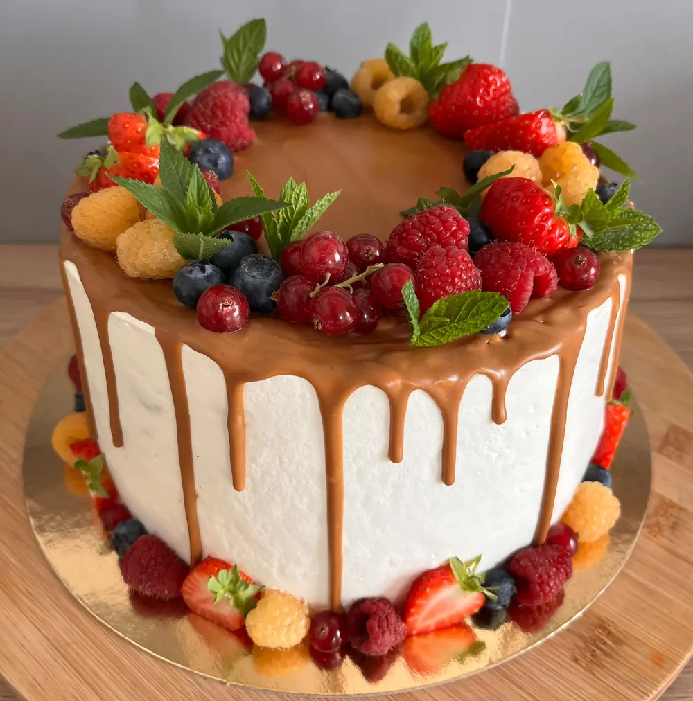 A cake made to order by JuliCake