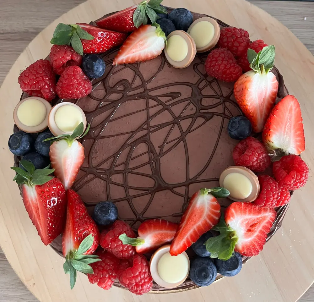 A cake made to order by JuliCake