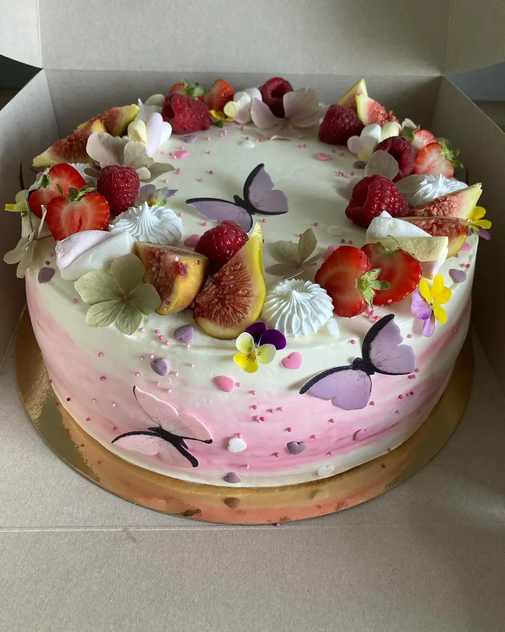 A cake made to order by JuliCake
