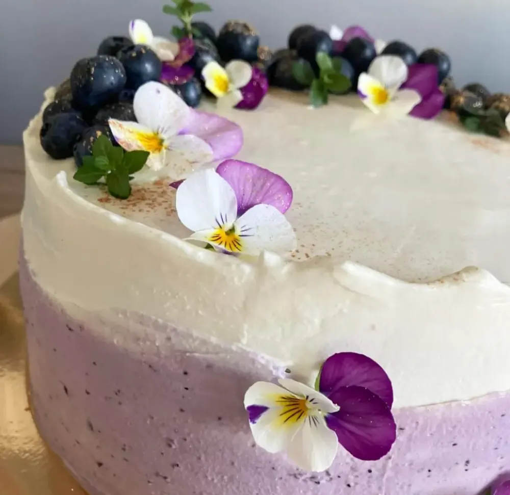 A cake made to order by JuliCake