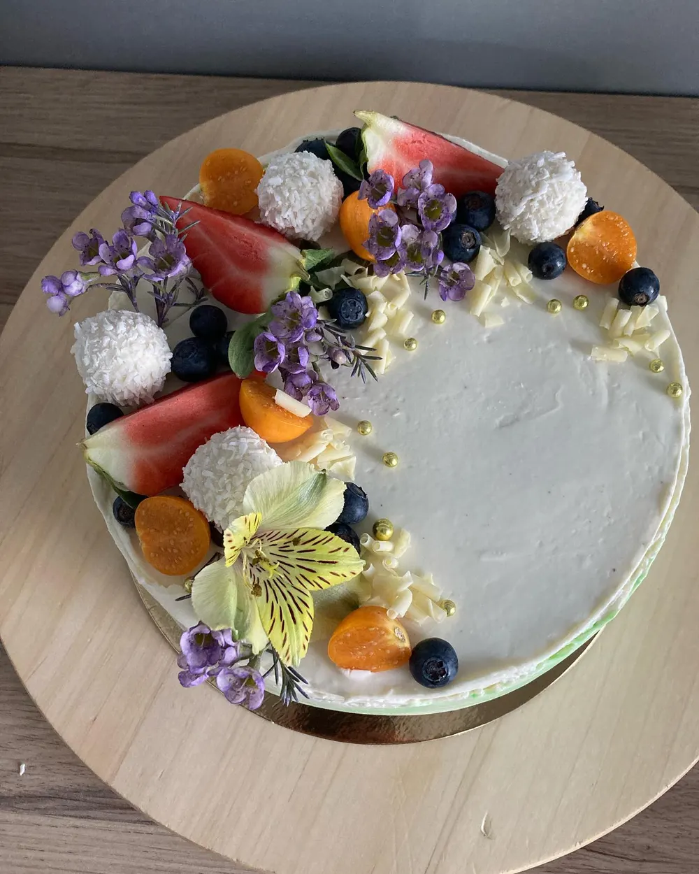 A cake made to order by JuliCake