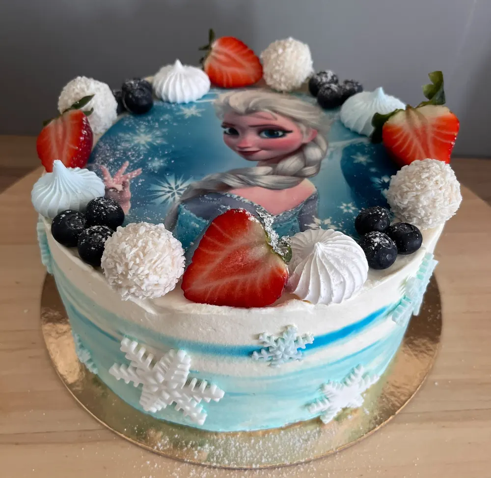 A cake made to order by JuliCake