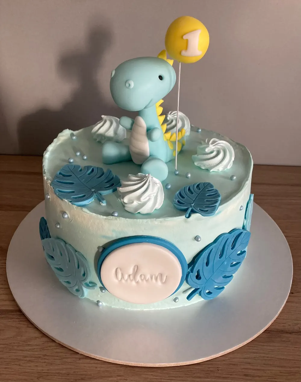 A cake made to order by JuliCake