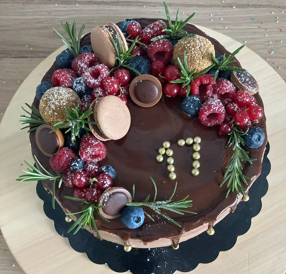 A cake made to order by JuliCake