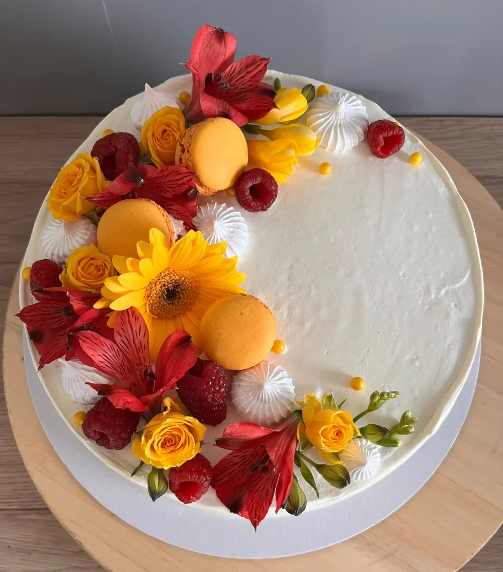 A cake made to order by JuliCake