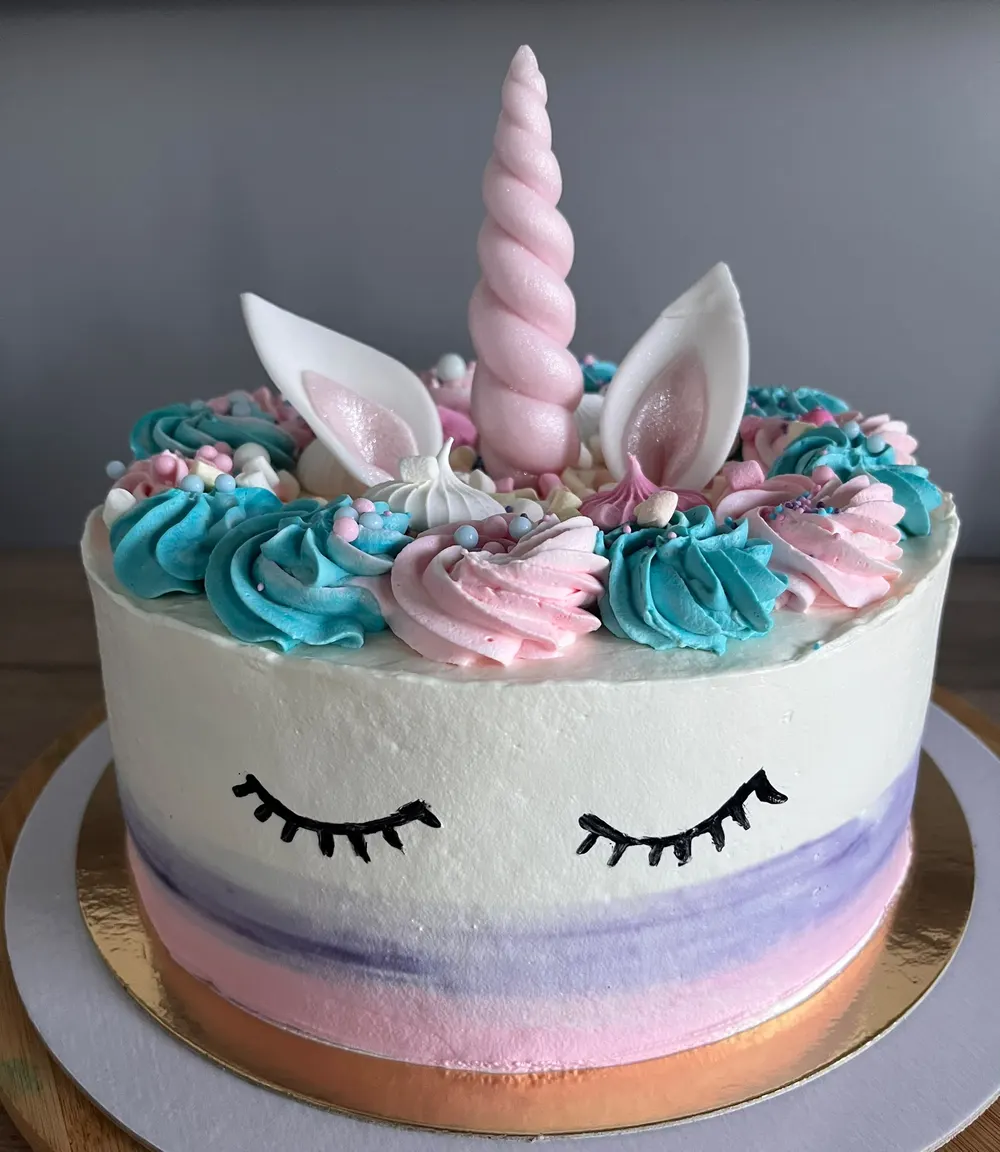 A cake made to order by JuliCake